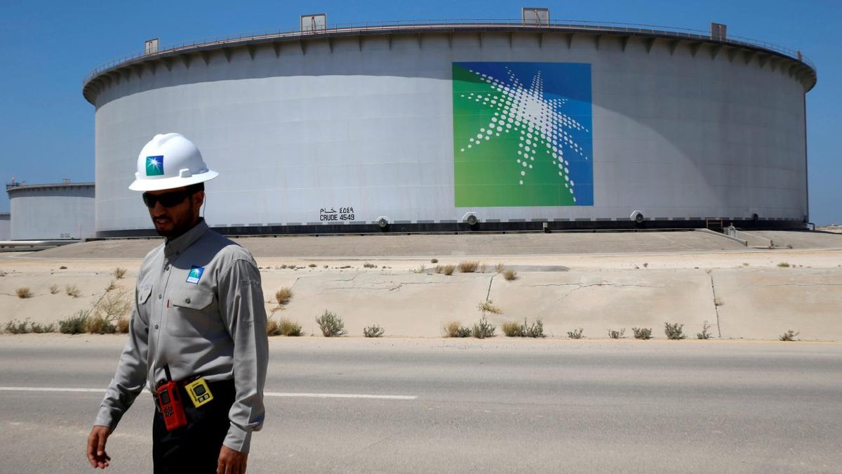 Suudi Arabistan'daki Ras Tanuradaki Suudi Aramco tesislerinde İHA saldırısı sonrası yangın çıktı