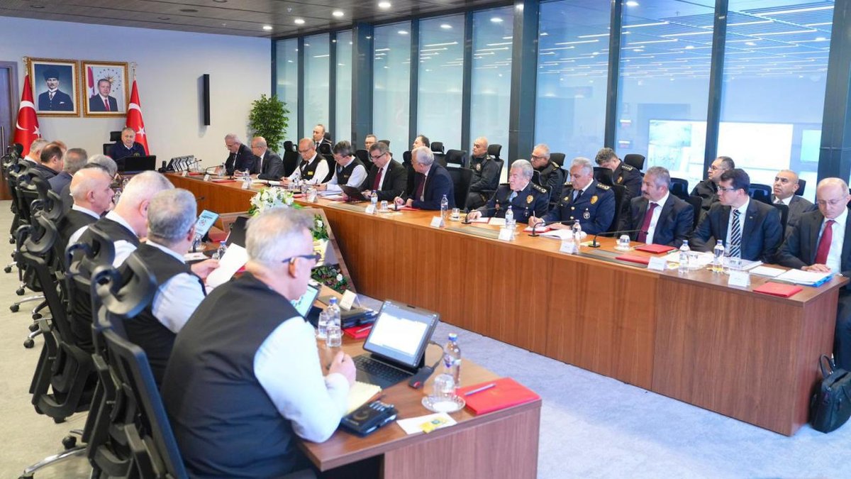 "İçişleri Bakanlığı, yılbaşı öncesi güvenlik: önlemleri için bir araya geldi"