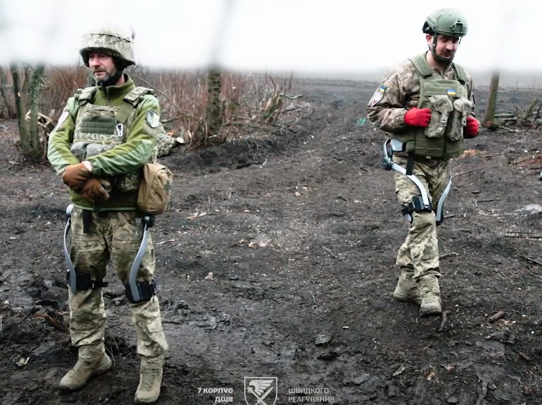 A Ukrainian corps says it's combat-testing exoskeletons that can fit in a briefcase and help troops run 12 mph