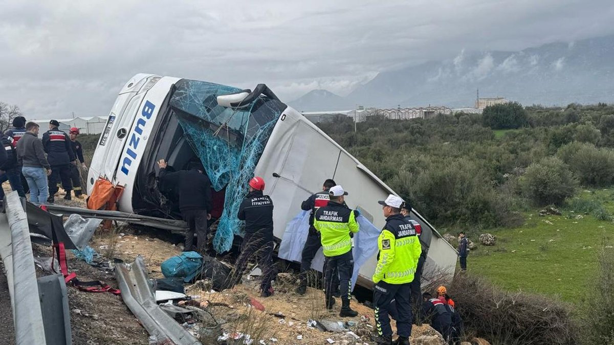 Antalya'da meydana gelen otobüs kazasında on: kişi hayatını kaybetti, yirmi kişi yaralandı.