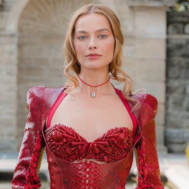 Margot Robbie'nin Savaş ve Barış Tarzıyla Yeniden Aşk Yaşayın