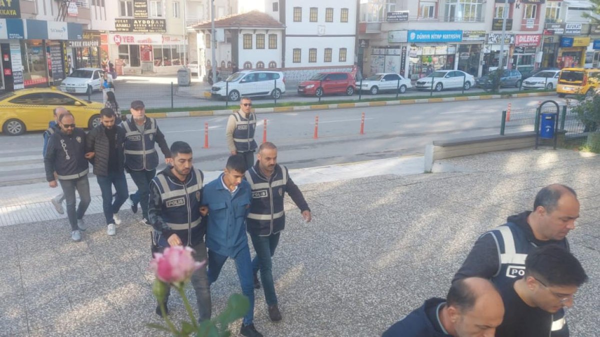 İzmir'den başlayarak 12 ilde gerçekleştirilen FETÖ operasyonunda 15 kişi gözaltına alındı.