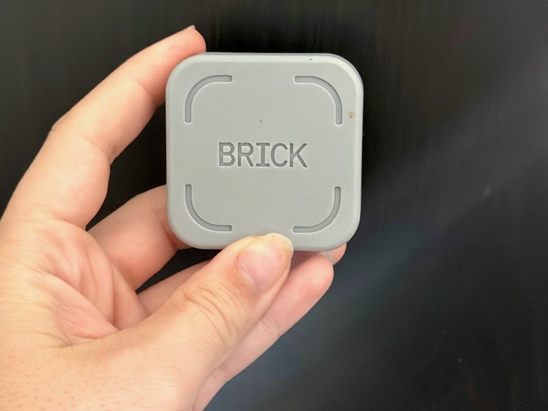 "59 Dolar Değerindeki Brick Cihazını Denedim: Telefon Uygulamalarını Engelliyor ve Ekran Süremi Kısaltmamda Yardımcı Oldu."