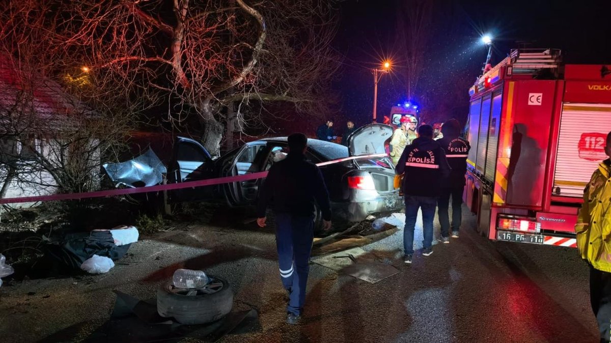 Bursa’da otomobilin ağaçla çarpması sonucu iki: kişi yaşamını yitirdi, iki kişi ise yaralandı.