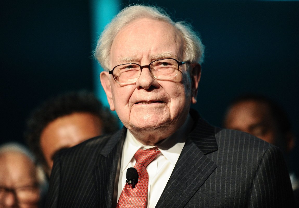 Warren Buffett asked Tim Cook to take a bow in a surprise speech at Berkshire meeting