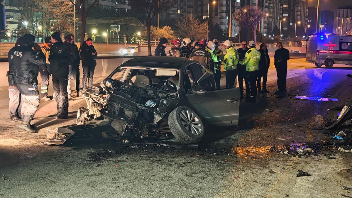 Otomobil bariyerin ardından minibüse çarptı: Bir kişi hayatını kaybetti, iki kişi yaralandı