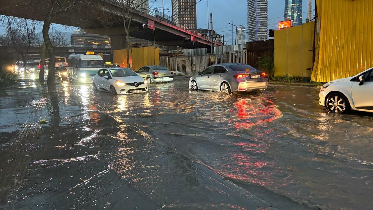 İzmir'de yoğun yağış etkili oldu: Sokaklar adeta suyla kaplandı