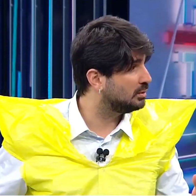 Can Arat, stüdyoya sarı yağmurluk giyerek adım attı!