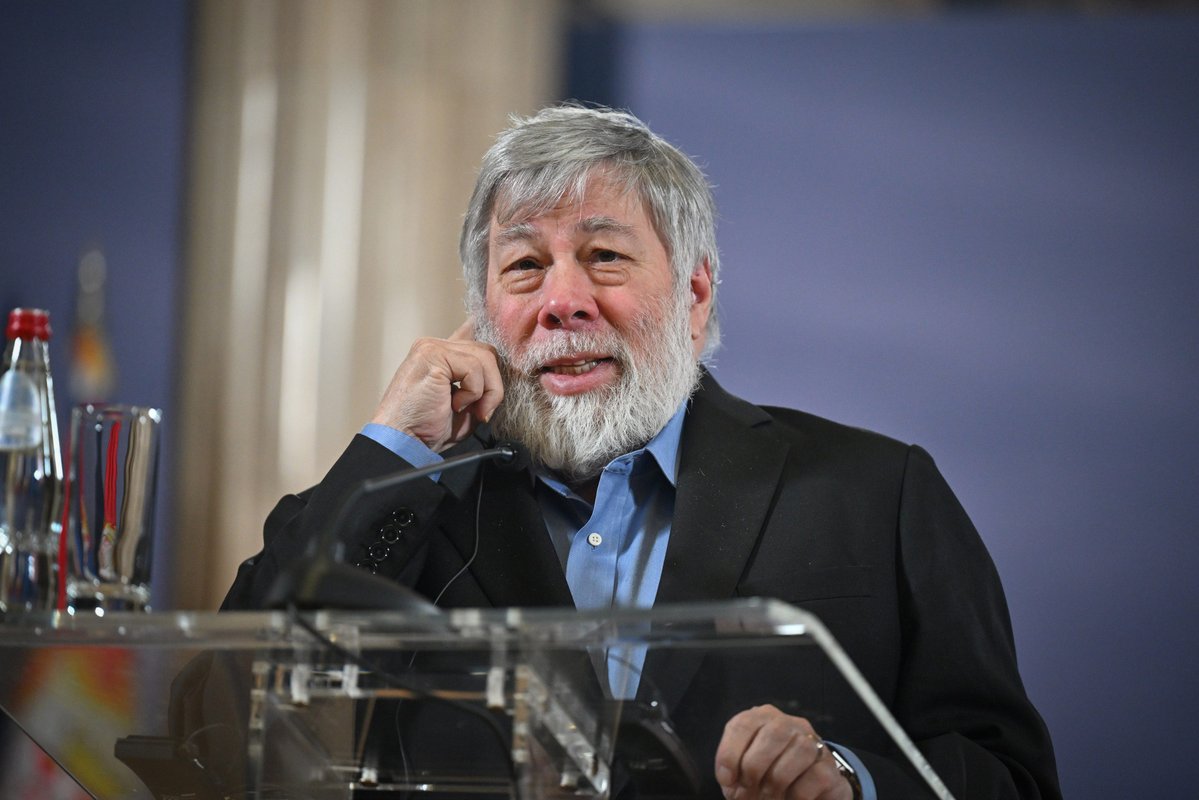 Apple cofounder Steve Wozniak got cheers, not boos, after telling students they 'all have AI — actual intelligence'