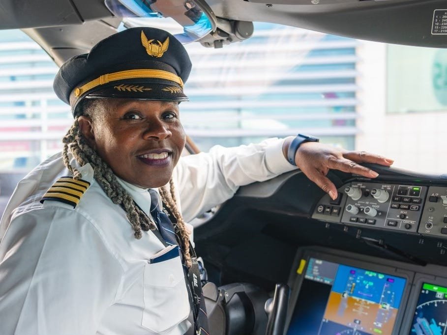 "Emekli ABD Hava Kuvvetleri kaptanı: Neredeyse tüm Boeing uçaklarını kullanan ilk siyah kadın pilot"