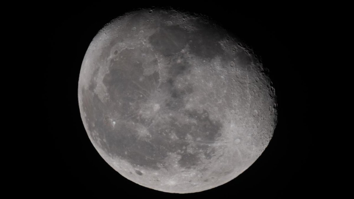 NASA, Ay'a geri dönüş projesi Artemis II'nin fırlatma tarihini ileri bir tarihe erteledi.