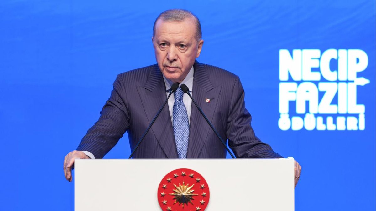 Cumhurbaşkanı Erdoğan: Türkiye, zorla giydirilen kıyafeti yırtarak reddediyor