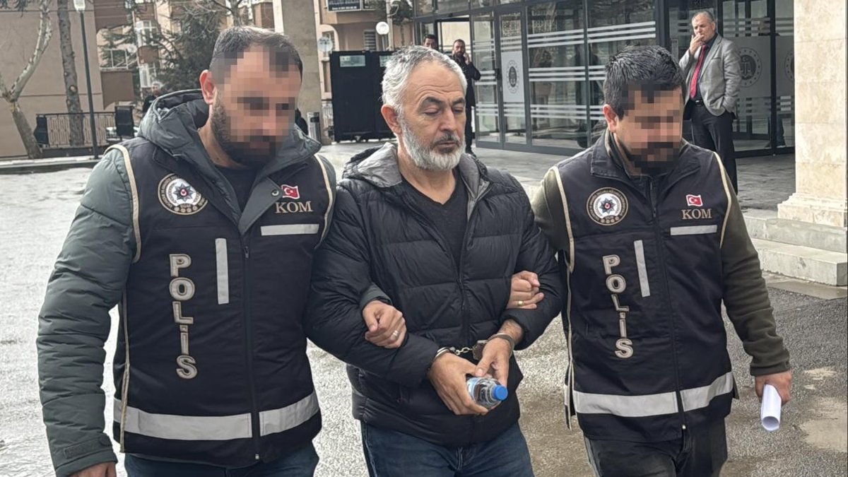 Bakan Gürlek'in kayıtlarını sorgulayan 2 ilçe tapu müdürü tutuklandı