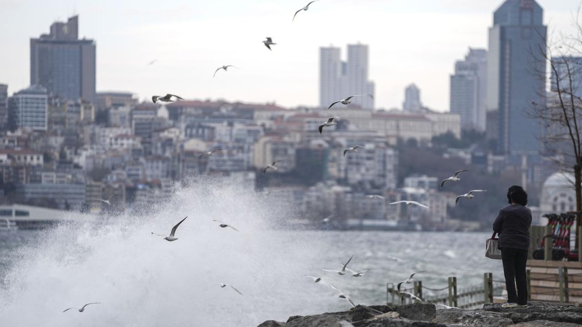 "İstanbul'u Lodos Rüzgarı Etkisi Altına Aldı"