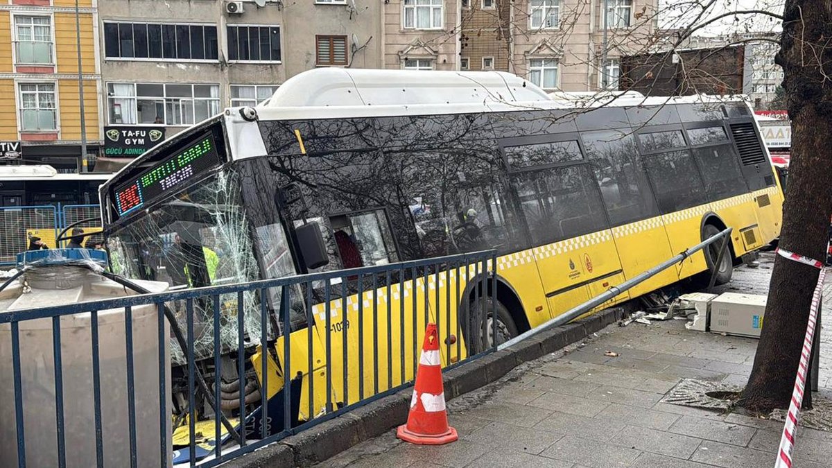 İETT sürücüsü direksiyon hakimiyetini yitirerek otoparka girdi