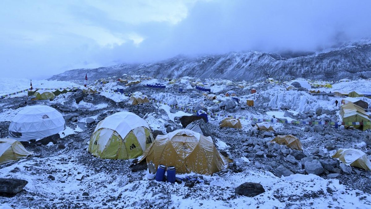 Nepal, Everest Dağı'ndaki atık birikimini engellemek için geliştirdiği uygulamayı iptal etti