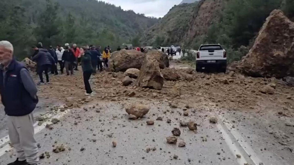 Isparta-Antalya karayolunda meydana gelen toprak kayması