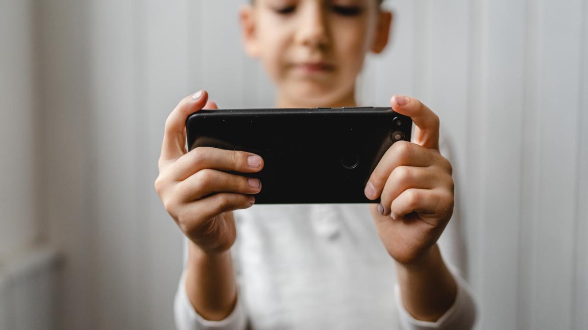 Ebeveynlere tatilde internet kullanımının izlenmesi önerisi