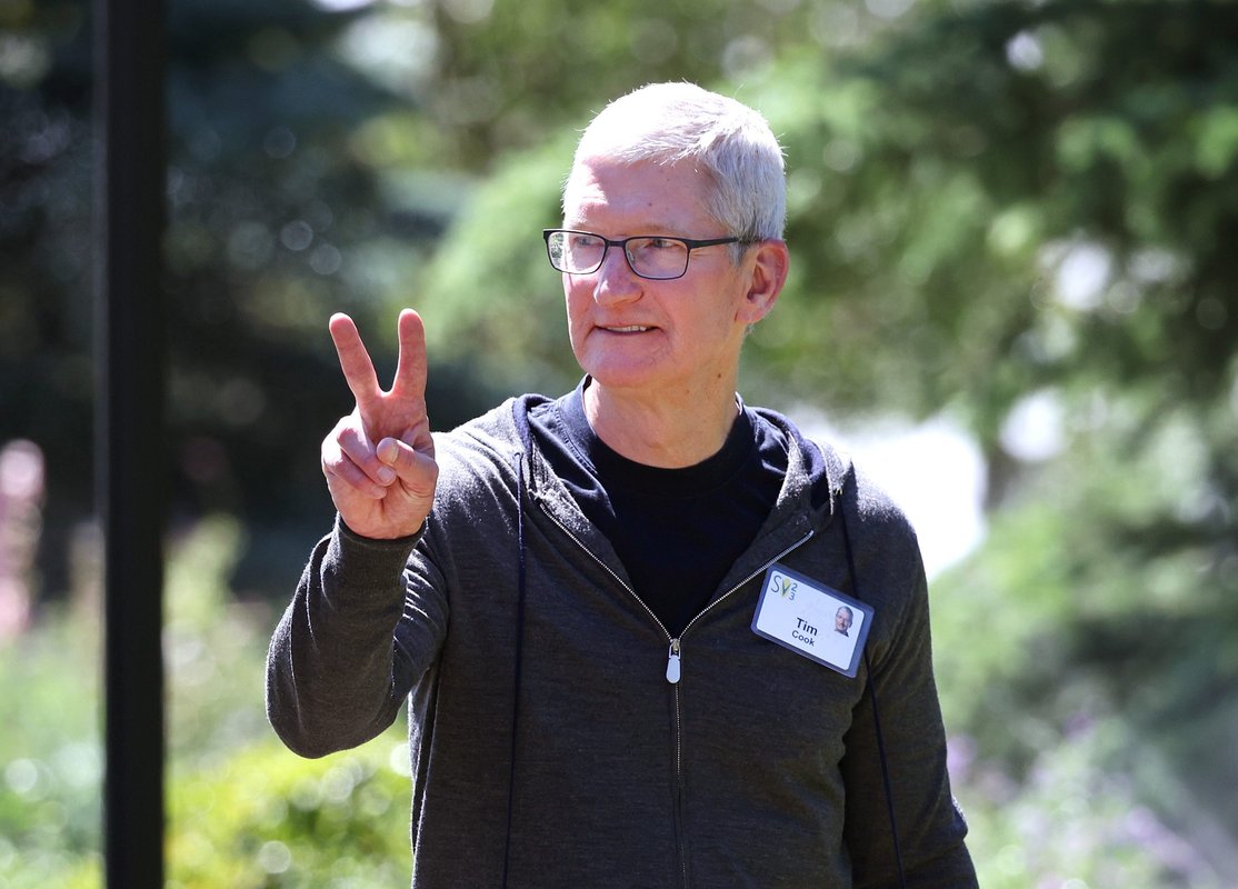 What Warren Buffett's successor Greg Abel can learn from Tim Cook about following an iconic CEO