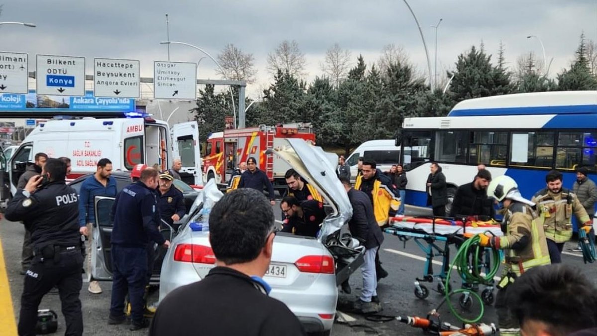 "EGO otobüsüne durakta beklerken otomobil çarptı: 1'i ağır, toplam 4 yaralı"