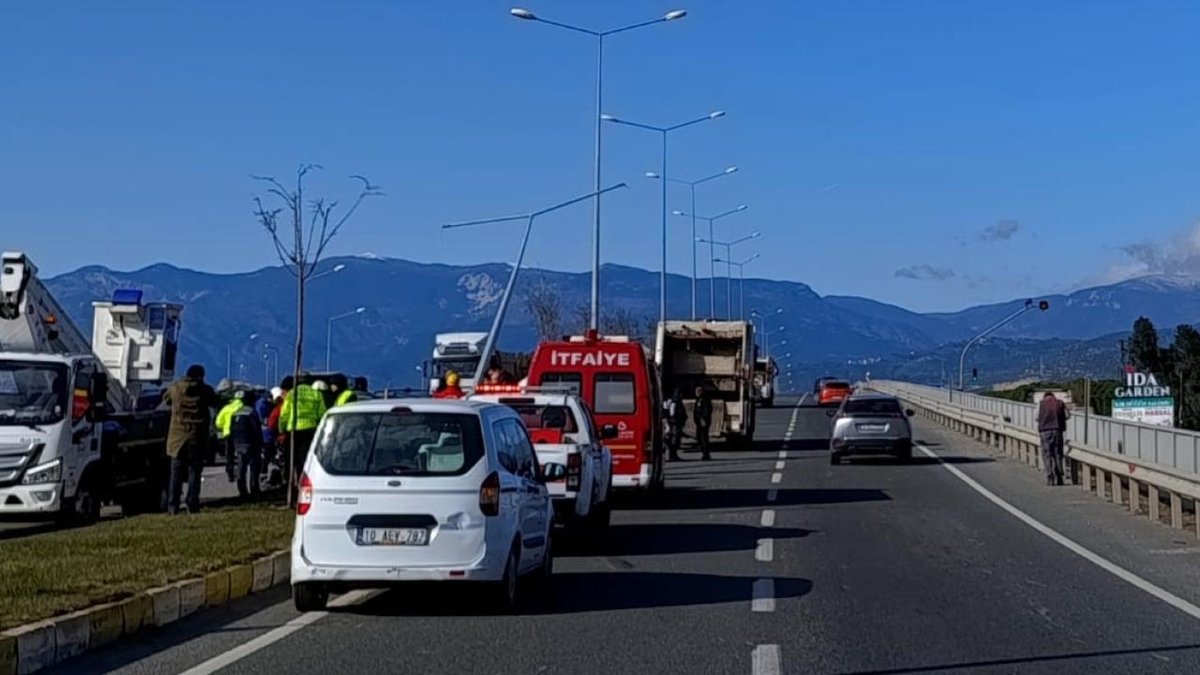 Balıkesir'de otomobil, çöp toplama aracına çarptı: Bir kişi hayatını kaybetti