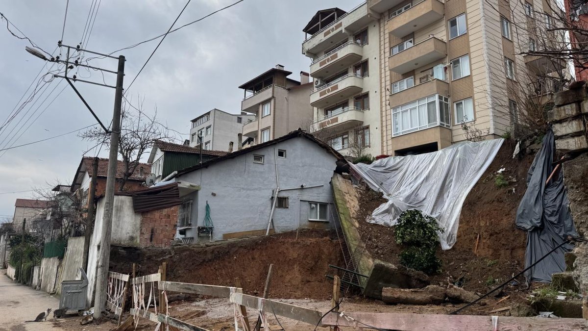 Kocaeli'de güvenlik kaygısıyla istinat duvarı çöktü: İki bina tahliye edildi