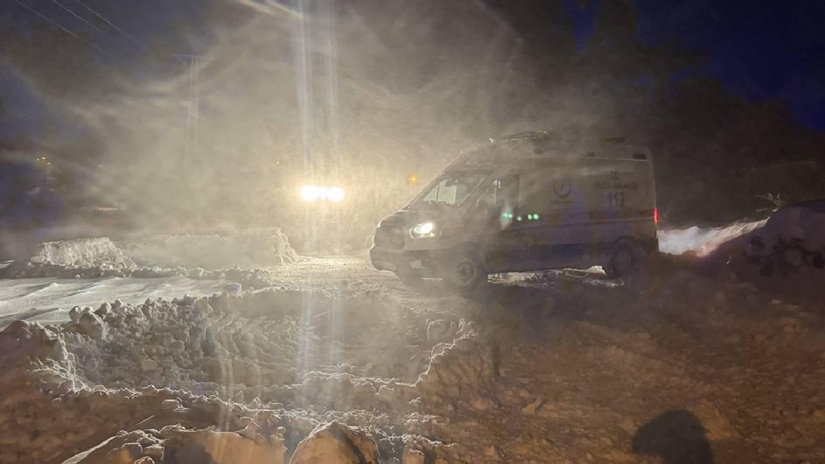 Ağrı'da karla kapanan yolda kalan hastaya paletli ambulans ile müdahale edildi