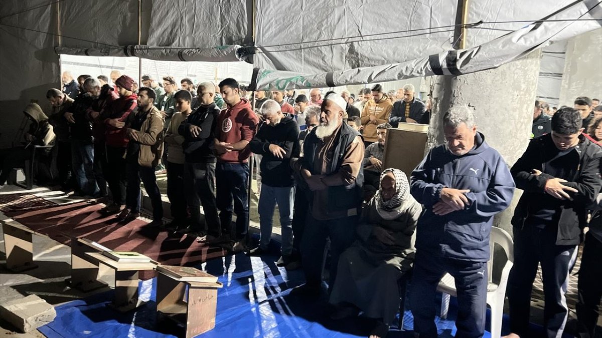 Gazze'de ateşkesin ardından bombardıman korkusu olmadan ilk teravih namazı kılındı
