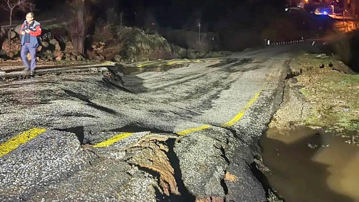 Uşak'ta Şiddetli Yağmur Yol Çökmesine Neden Oldu