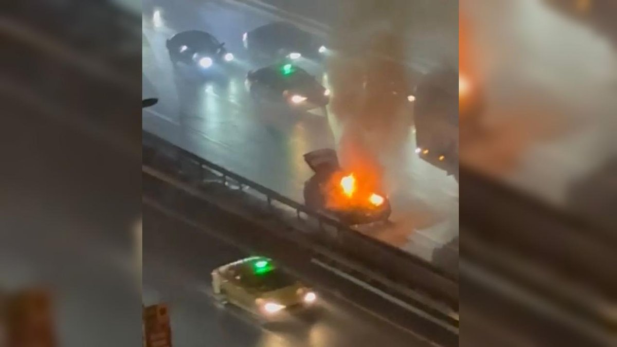 Haliç Köprüsü'nde hareket halindeki araç tamamen yanarak kül oldu