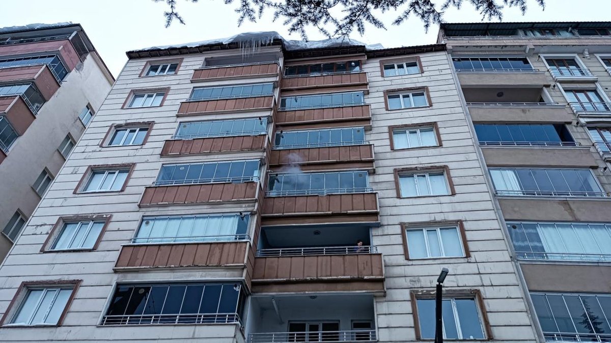 Bitlis'te çatıdan düşen buz parçasının altında kalan kadın hayatını kaybetti