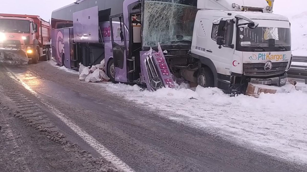Kars’ta yolcu otobüsü bir kamyona çarparak kaza yaptı: Dokuz kişi yaralandı