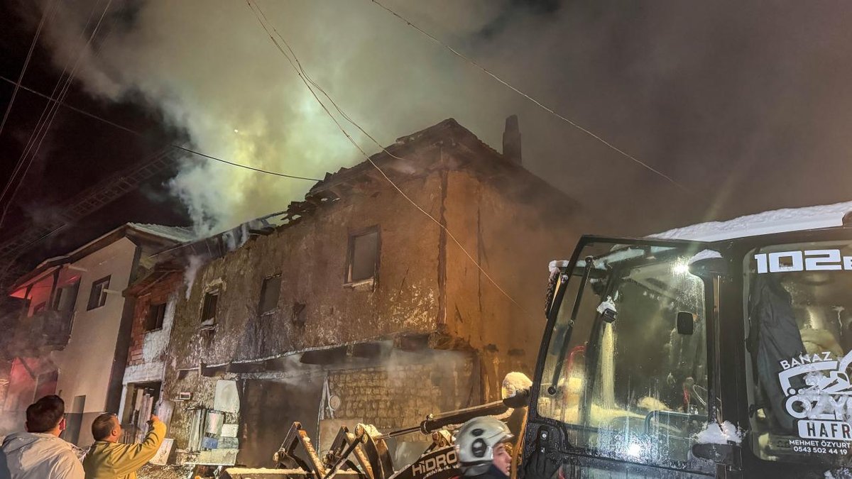 Uşak'ta bir konutta meydana gelen yangında çift, duman nedeniyle etkilendi