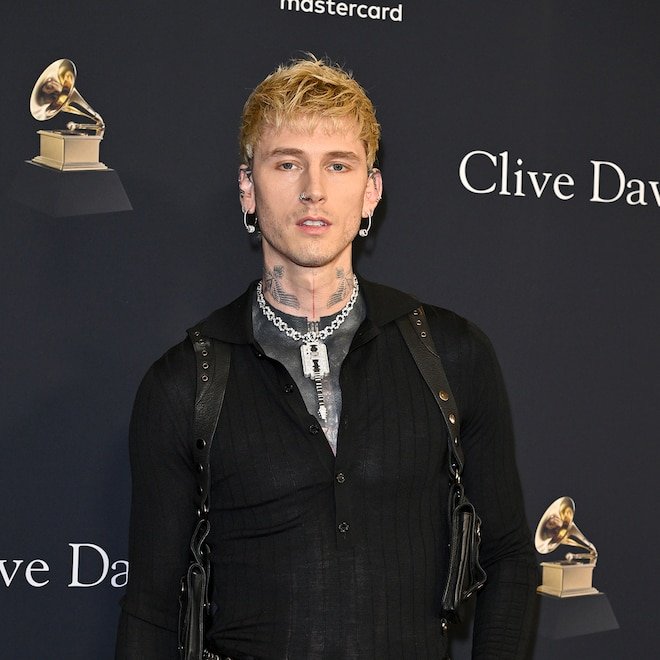 Machine Gun Kelly, 2026 Grammy Partisi'nde Yeni Kulak Dövmelerini Sergiledi