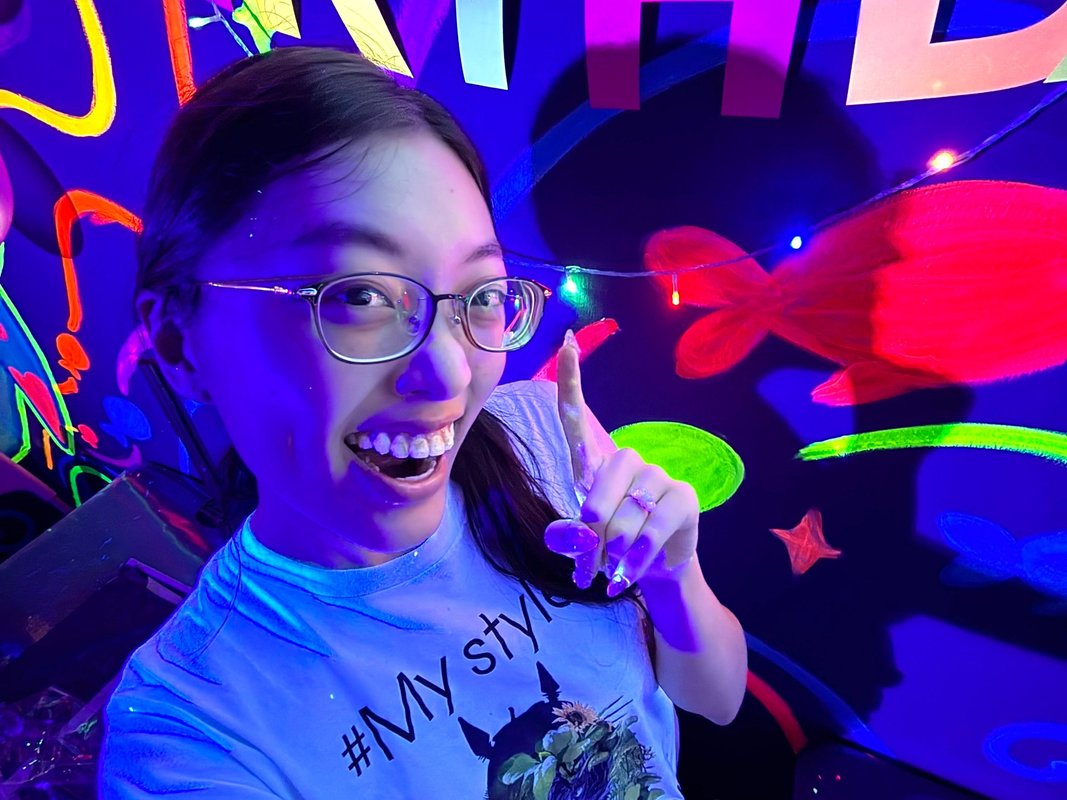 A 19-year-old opened an art studio, panicked 2 weeks in, and then turned it into a $320,000 viral hit. Here's how.