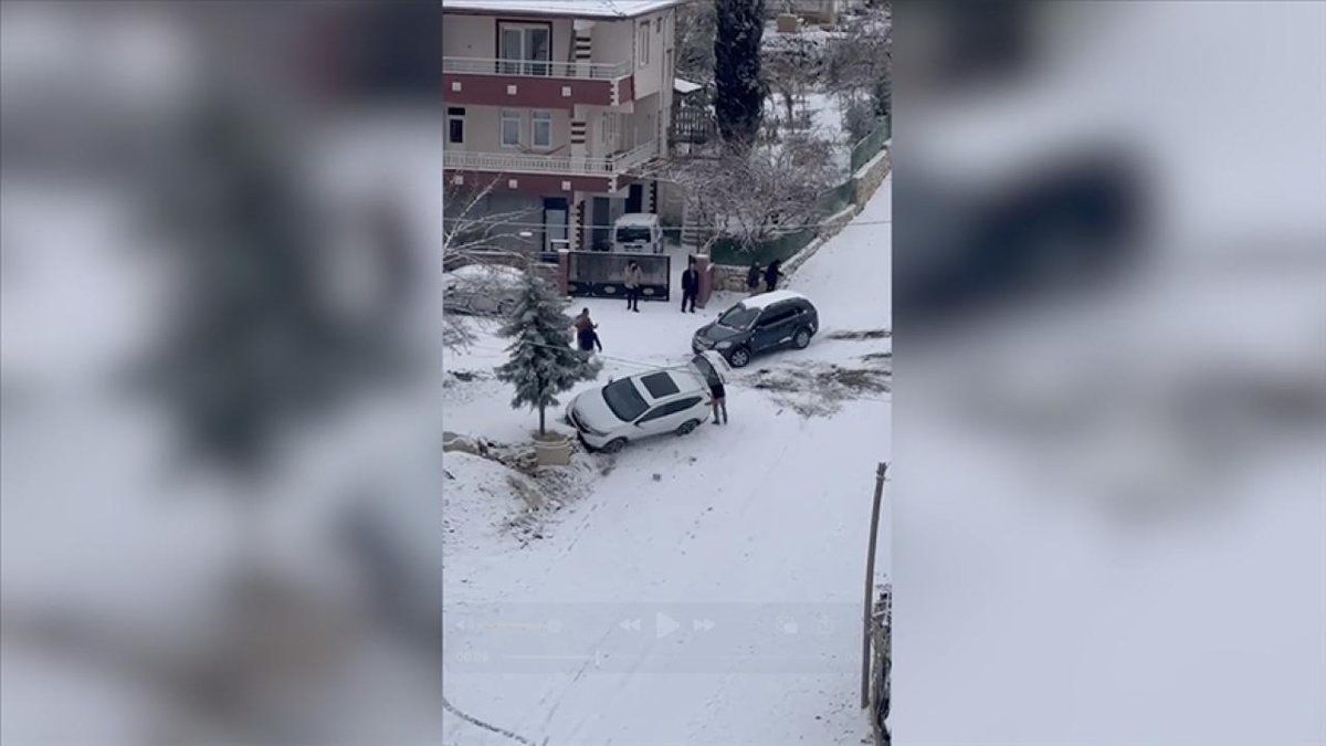 Malatya'da buzlu zemin sebebiyle gerçekleşen kaza güvenlik kamerasına yansıdı