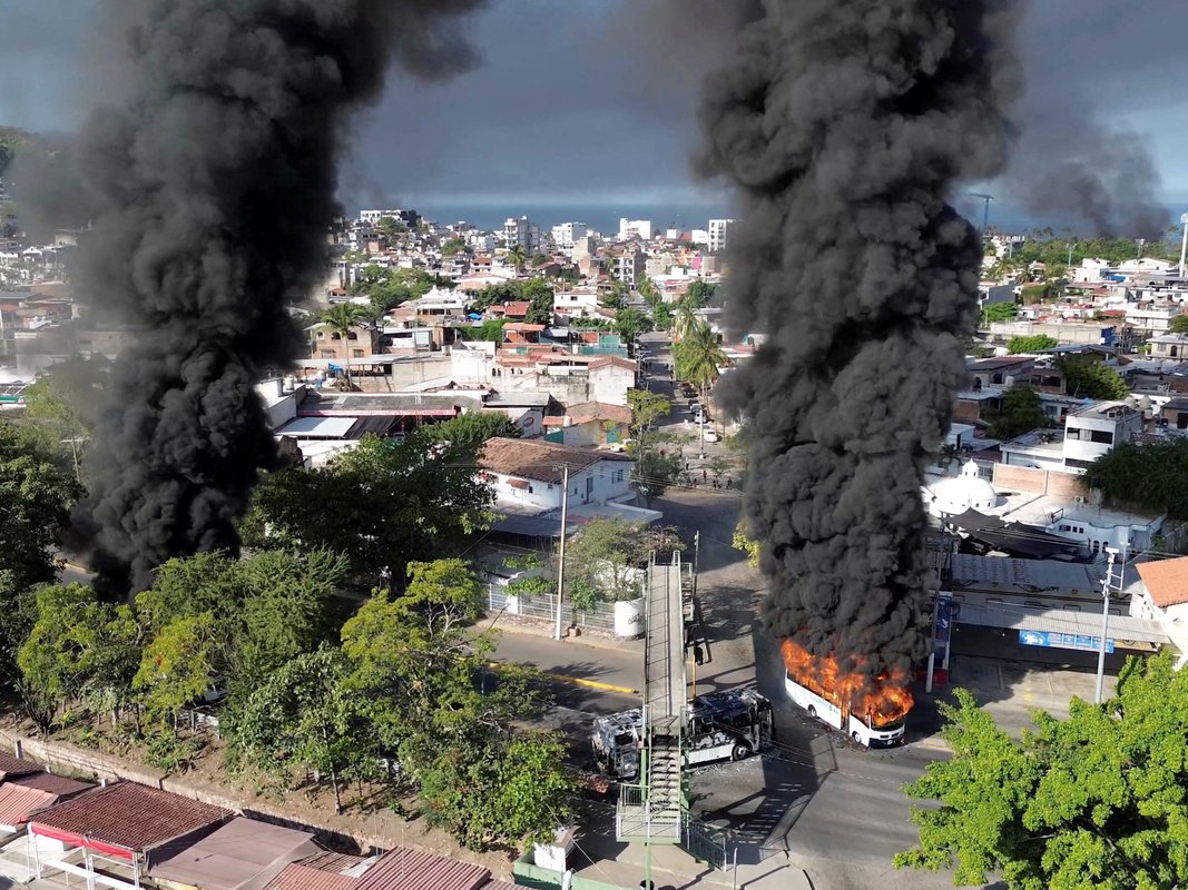 Photos show burned-out cars, empty streets, and airport chaos: in Mexico after a major cartel leader was killed