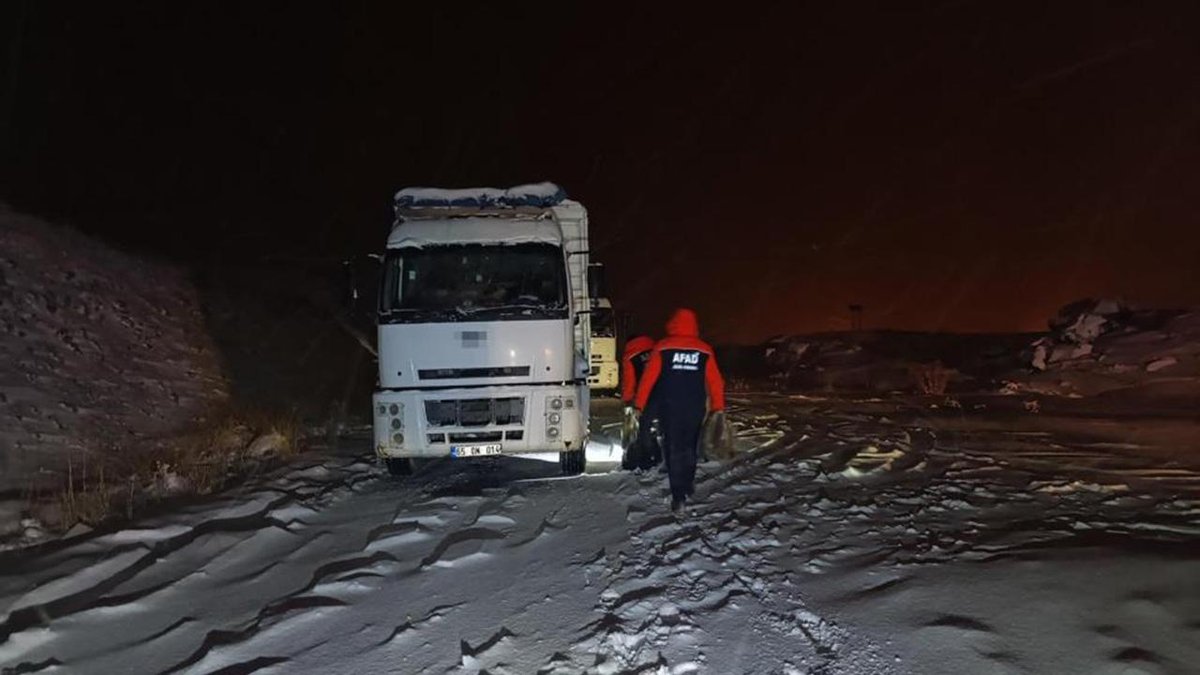 Ağrı-Van karayolunda güçlükle geçen bir gece: Yüz araç mahsur kaldı