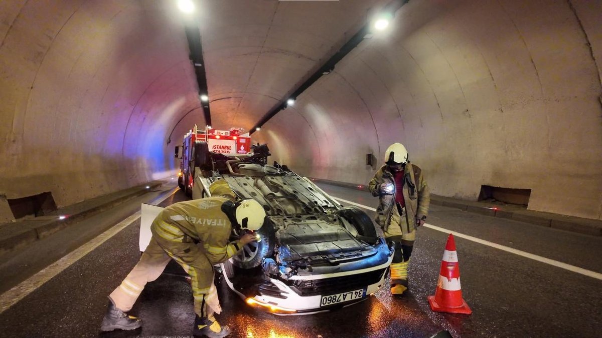 İstanbul'da sağanak sonrası direksiyon hakimiyetini yitiren otomobil tünelde ters döndü