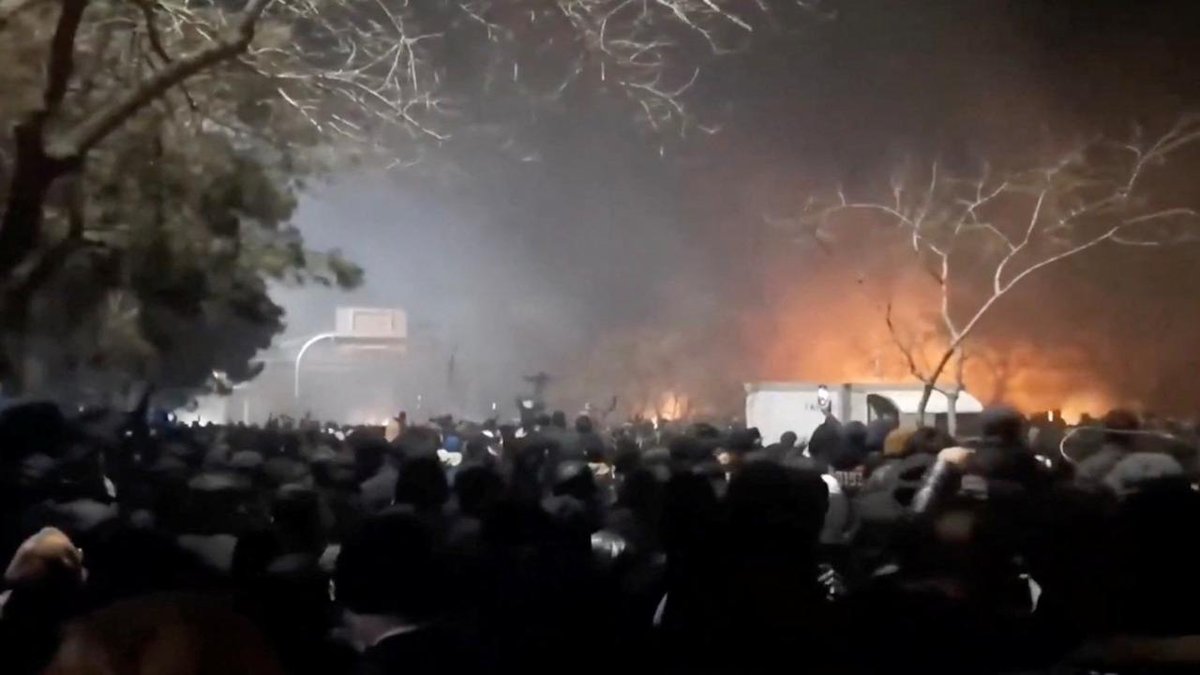 İran devlet kanalı: Reşt şehrindeki protestolar sırasında 300'e yakın dükkan alev aldı