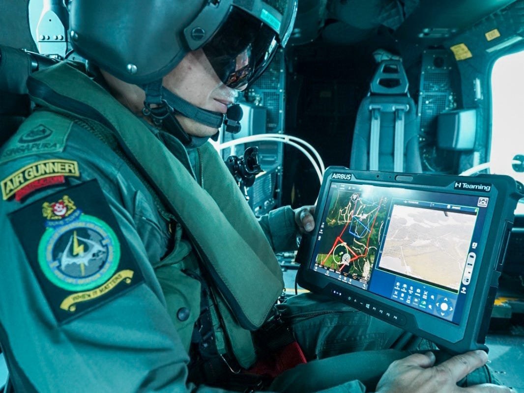 Airbus, helikopter ekiplerinin yüksek hızda uçarken drone: gruplarını kontrol edebileceği dayanıklı bir tablet üretiyor.