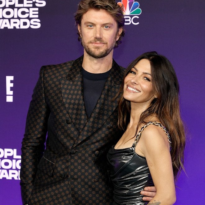 Sarah Shahi, Sex/Life dizisindeki partneri: Adam Demos ile ayrıldığını doğruladı.