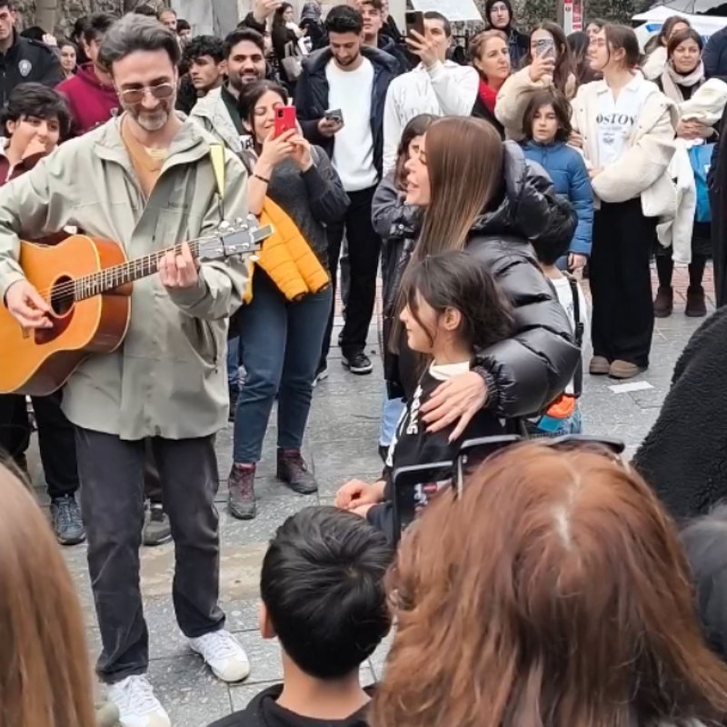 "'Aşkın Olayım' adlı: projeyle sokaklarda yer aldı"