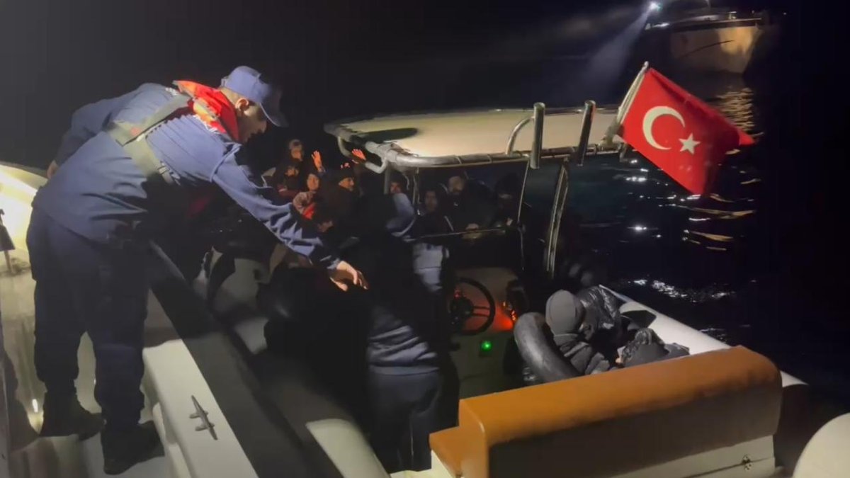 İzmir kıyılarında 28 yasa dışı göçmen tespit edildi.