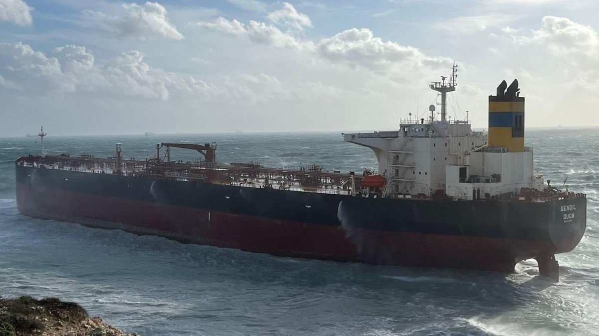Fırtına sebebiyle ham petrol taşıyan tanker karaya oturdu.