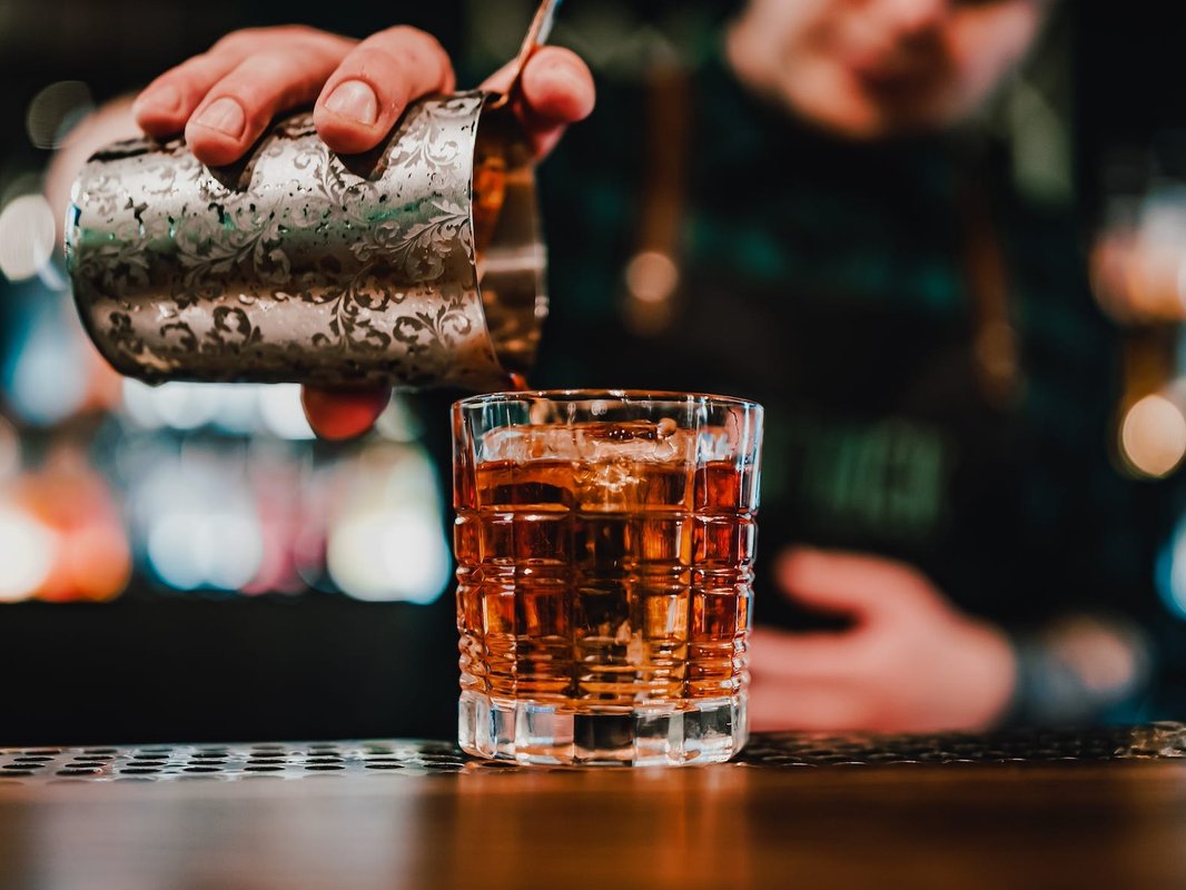 Bartenders share the 8 drinks you: should never order in a crowded bar