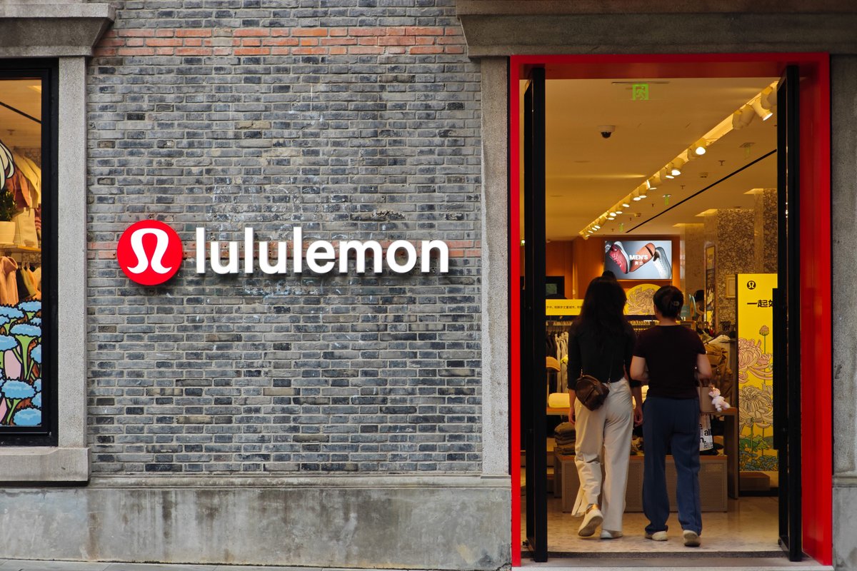 Lululemon, kurucu üyesinin yönetim kurulunu eleştirmesinin ardından yüz çalışanını işten çıkardı; müşteriler ürün kalitesinden şikayetçi