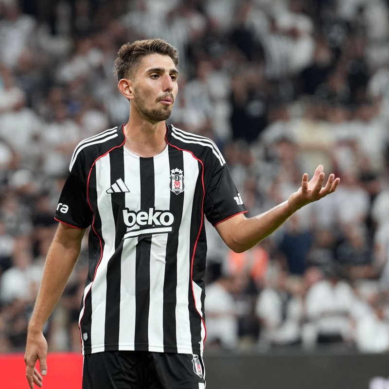 Beşiktaş, yollarını ayırdığını duyurdu!