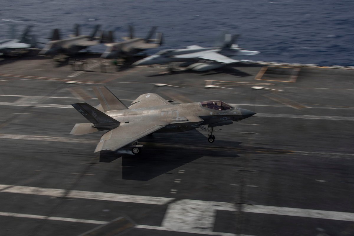 Bir F-35 gizli savaş uçağı, ABD Donanması'na ait uçak gemisine doğru ilerleyen İran drone'unu düşürdü.