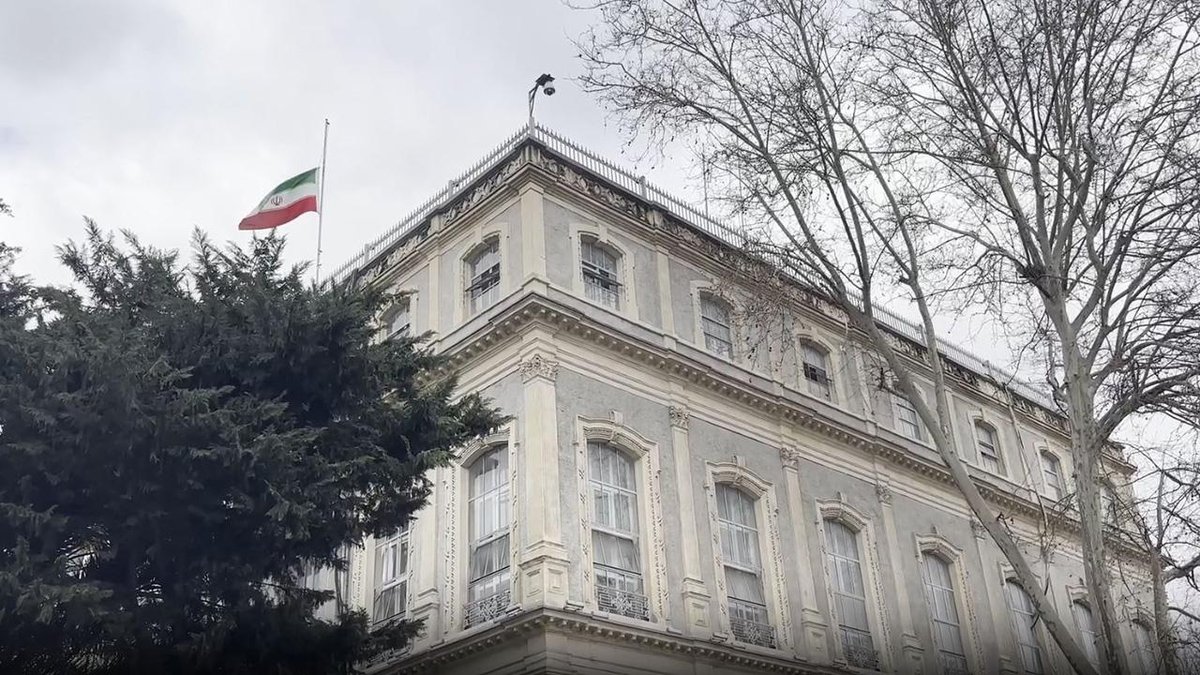 İran'ın İstanbul Başkonsolosluğunda bayraklar yarıya indirildi